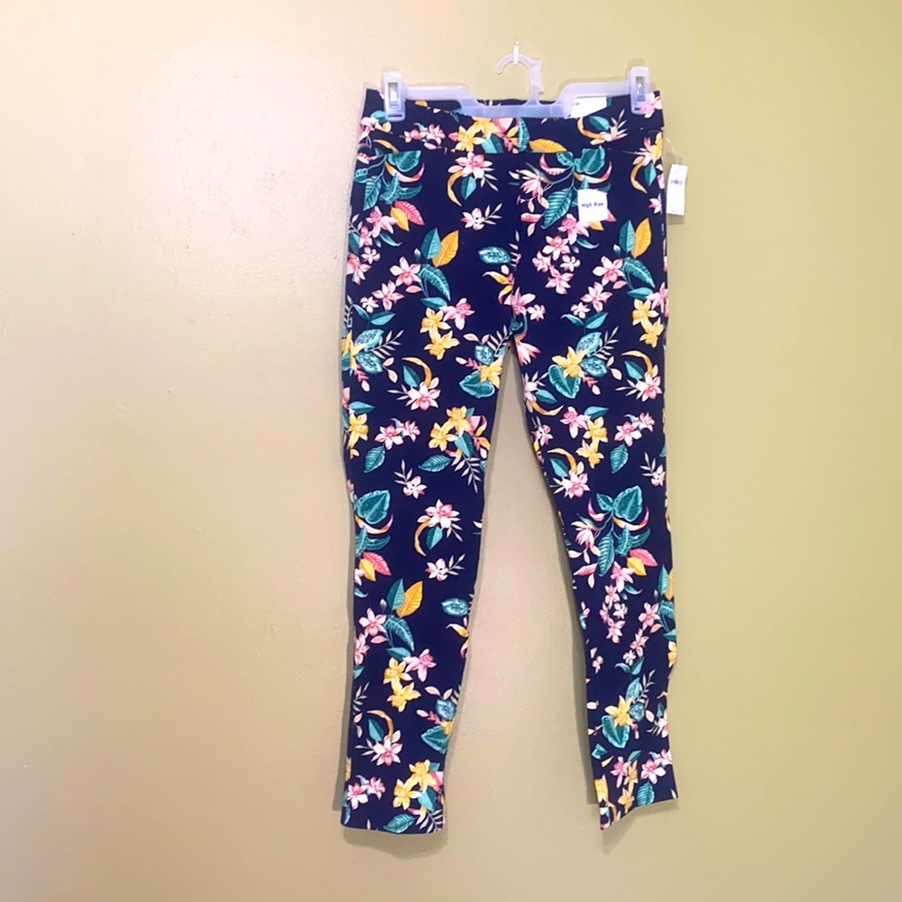 Women’s High Rise Floral Pixie Pants. Size 8.